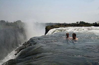 جاذبه های گردشگری و استخر شیطان در آبشار ویکتوریا 