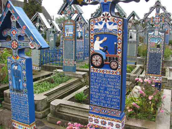 قبرستان و رومانی و مرد تراکتورسوار