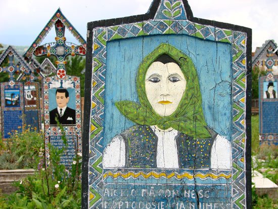 قبرستان و رومانی و زنی با روسری سبز