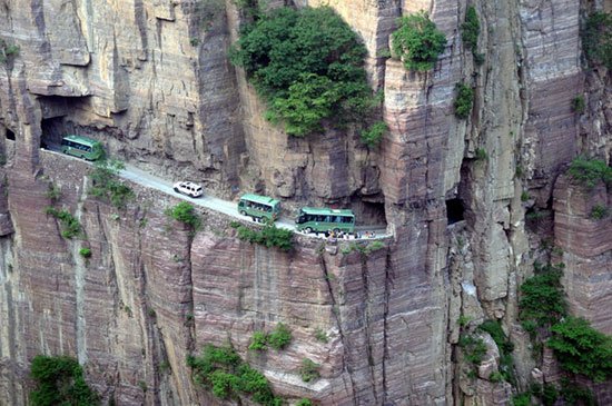 تونل گوولیانگ و جاده خطرناک