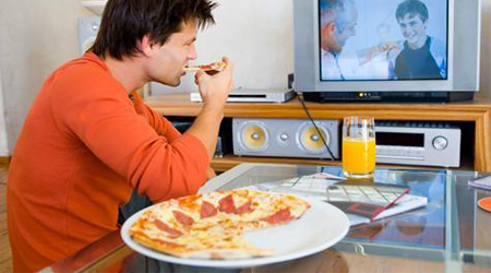برنامه غذایی و غذا خوردن جلوی تلویزیون
