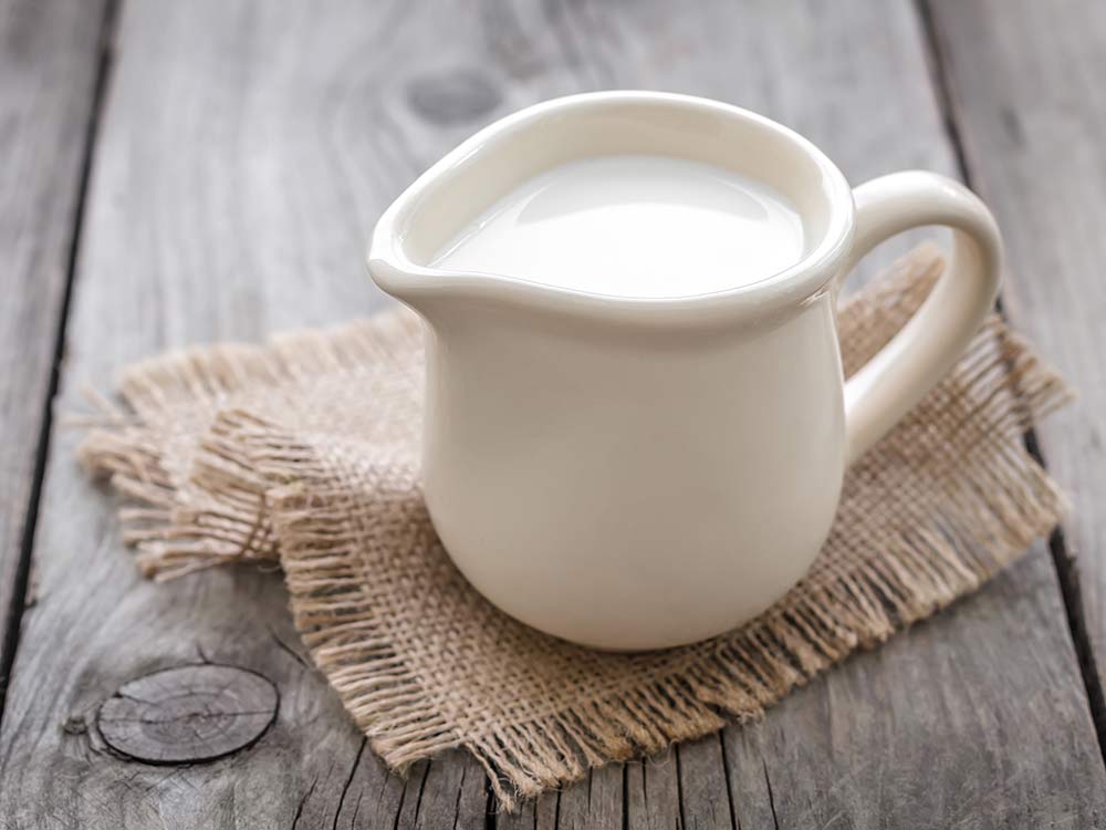 شیر و درمان های خانگی برای رفع تیرگی دور چشم