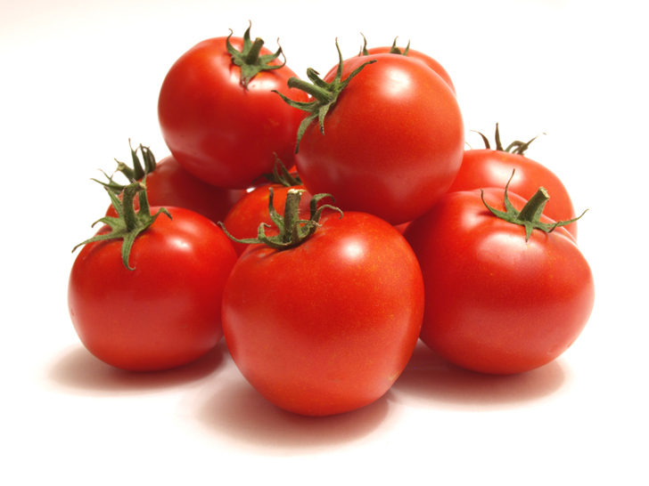 گوجه فرنگی و درمان های خانگی برای رفع تیرگی دور چشم