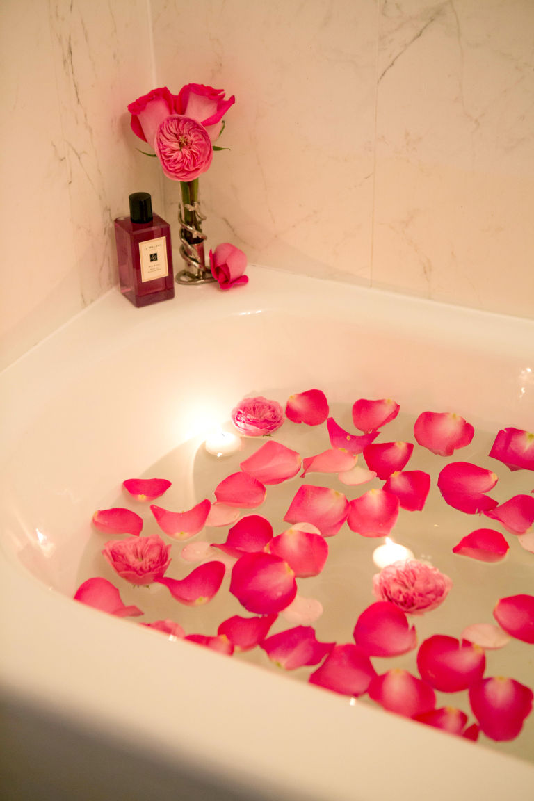 گل رز و وان حمام