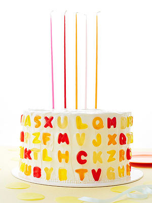 تزیین کیک با پاستیل حروفی