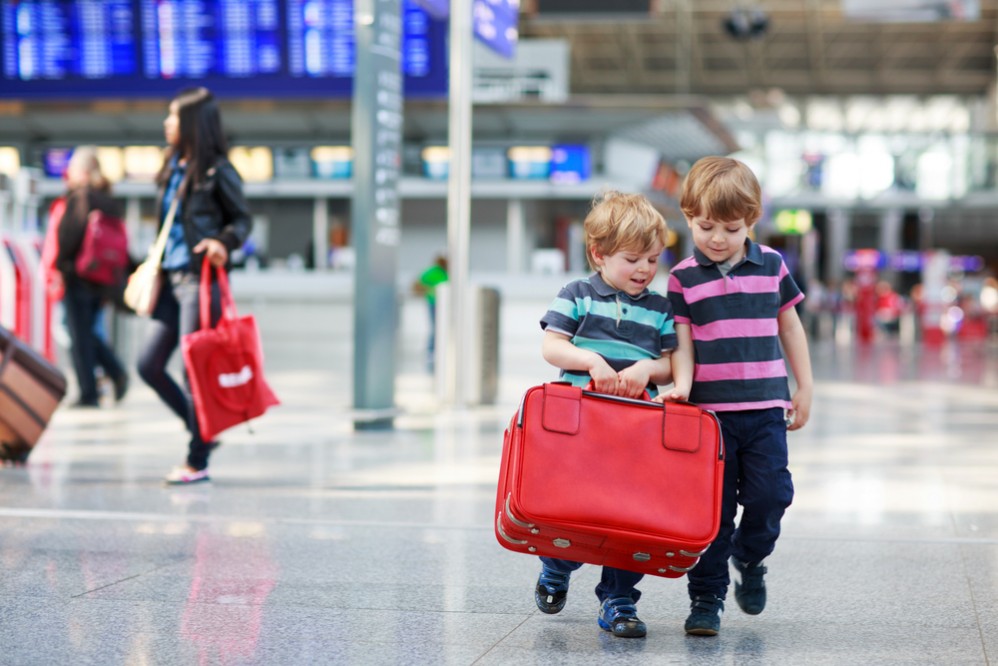 چمدان و کودکان در فرودگاه