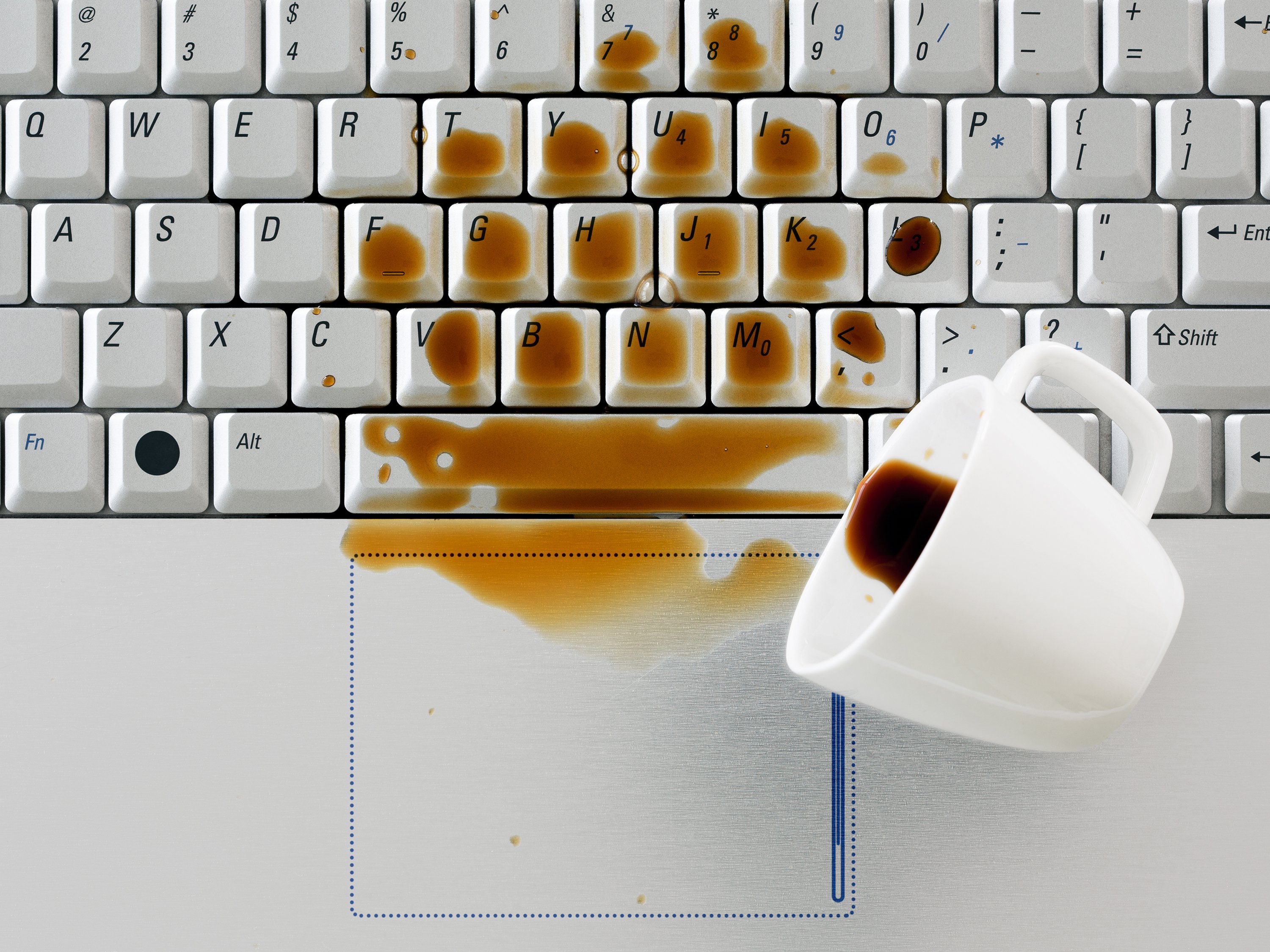 تمیز کردن لپ تاپ و قهوه