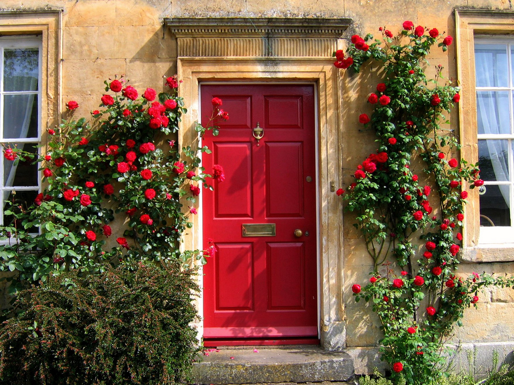 رنگ قرمز در درب خانه