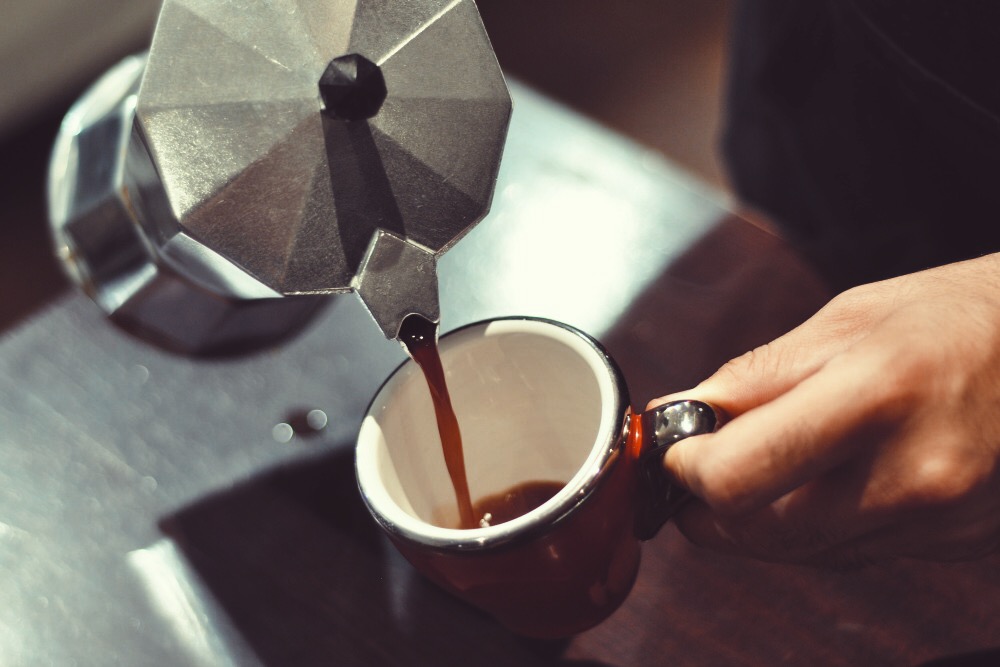 دم کردن قهوه و سرو آن