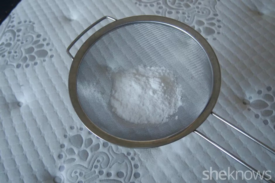 ریختن جوش شیرین روی تشک با صافی