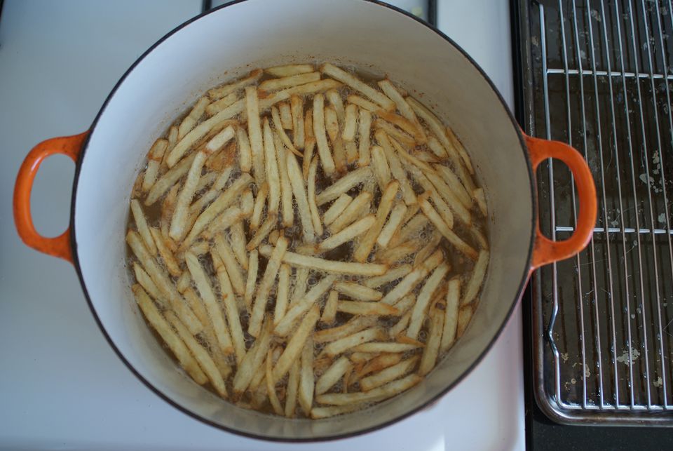 مرحله دوم سرخ کردن چیپس سیب‌زمینی