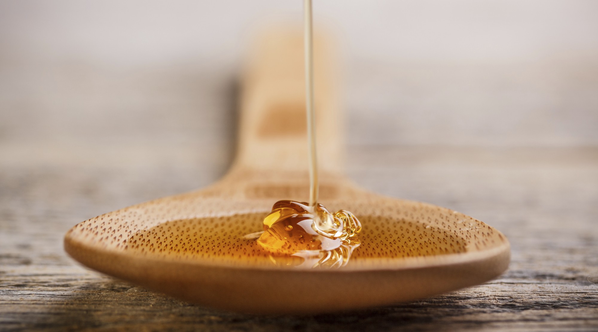 عسل در قاشق چوبی