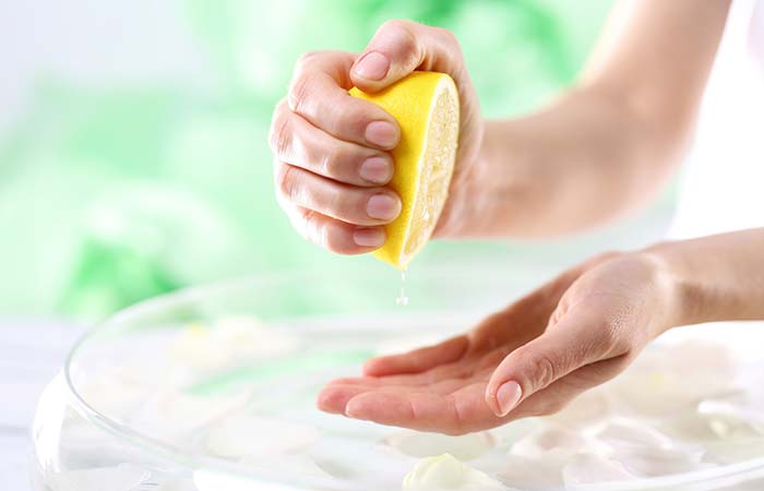 استفاده از آب لیمو برای از بین بردن لکه دئودورانت