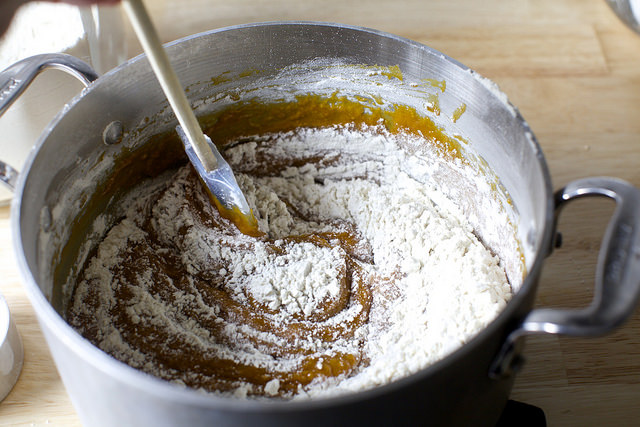 اضافه کردن آرد به مواد کیک عسل روسی