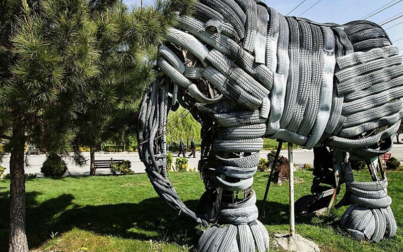 فیل لاستیکی در پارک بازیافت تهران