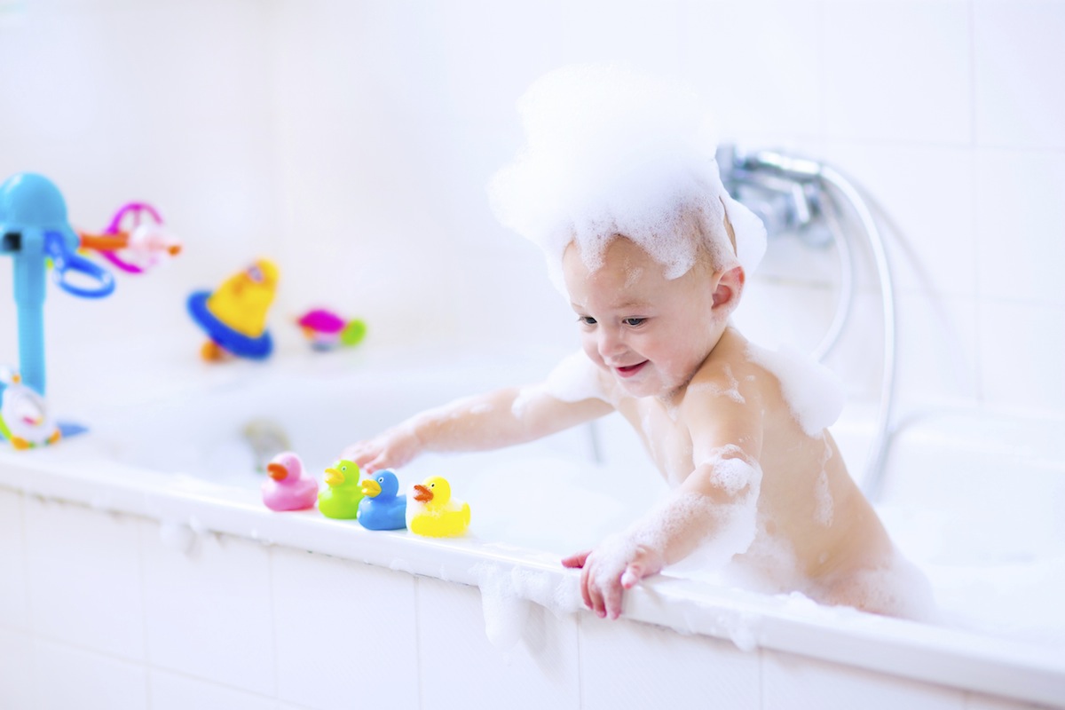 حمام بردن کودک با اسباب بازی