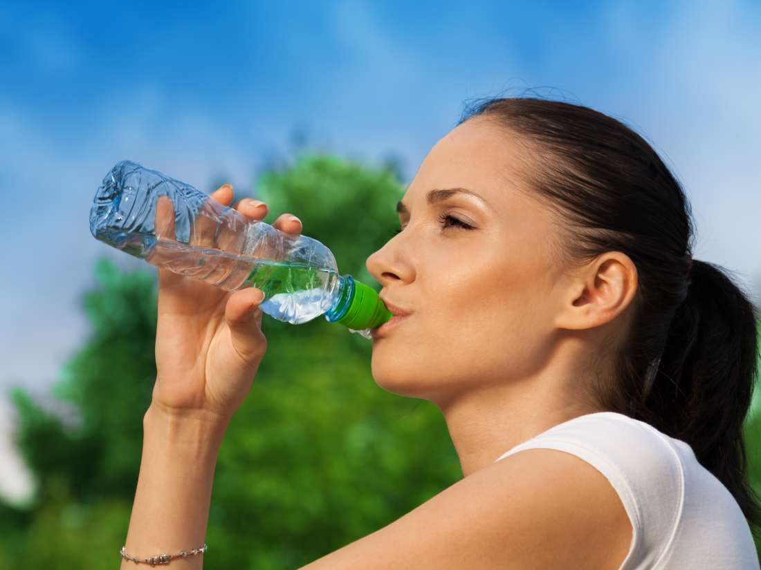 نوشیدن آب برای حفظ تناسب اندام پشت میزنشین‌ها