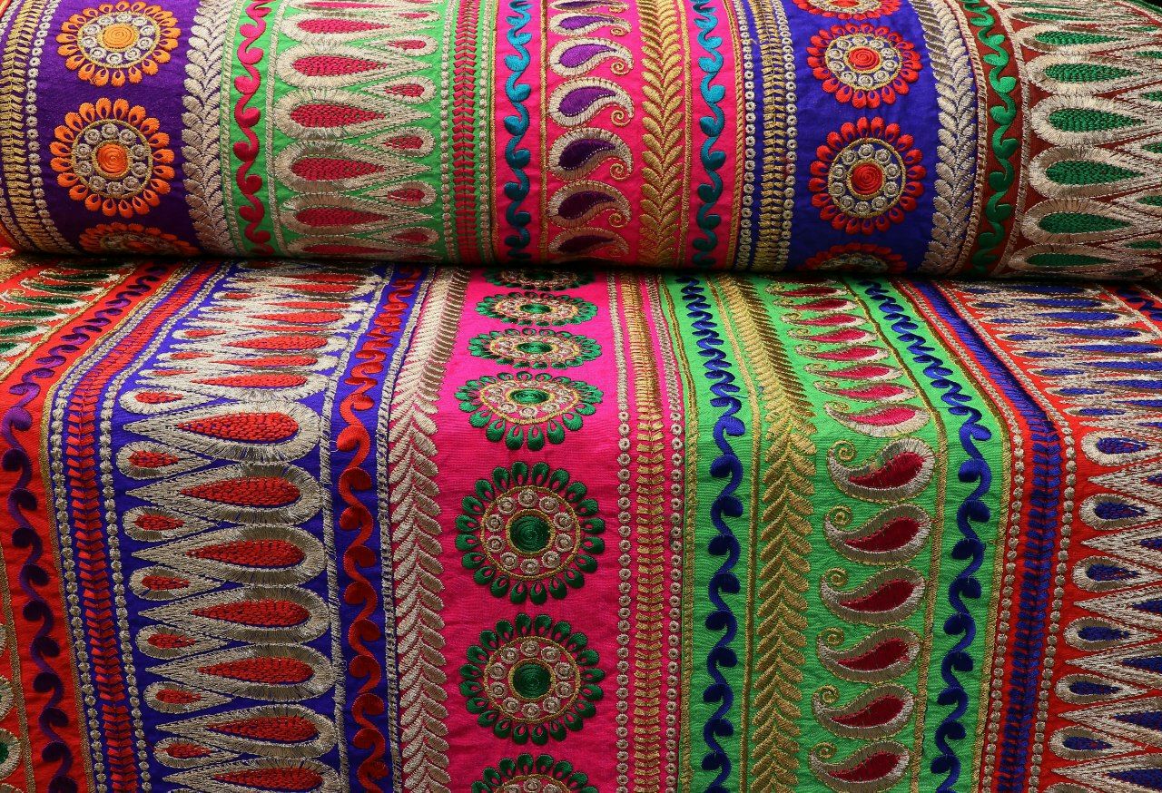 دکوراسیون سنتی و دستمال بافتنی